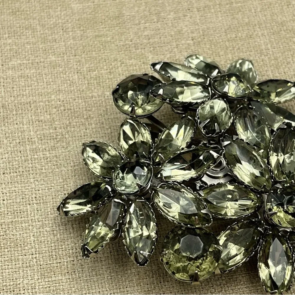Large unisex glass silver tone prong set 3D grey floral 3 set Brooch - Picture 5 of 8